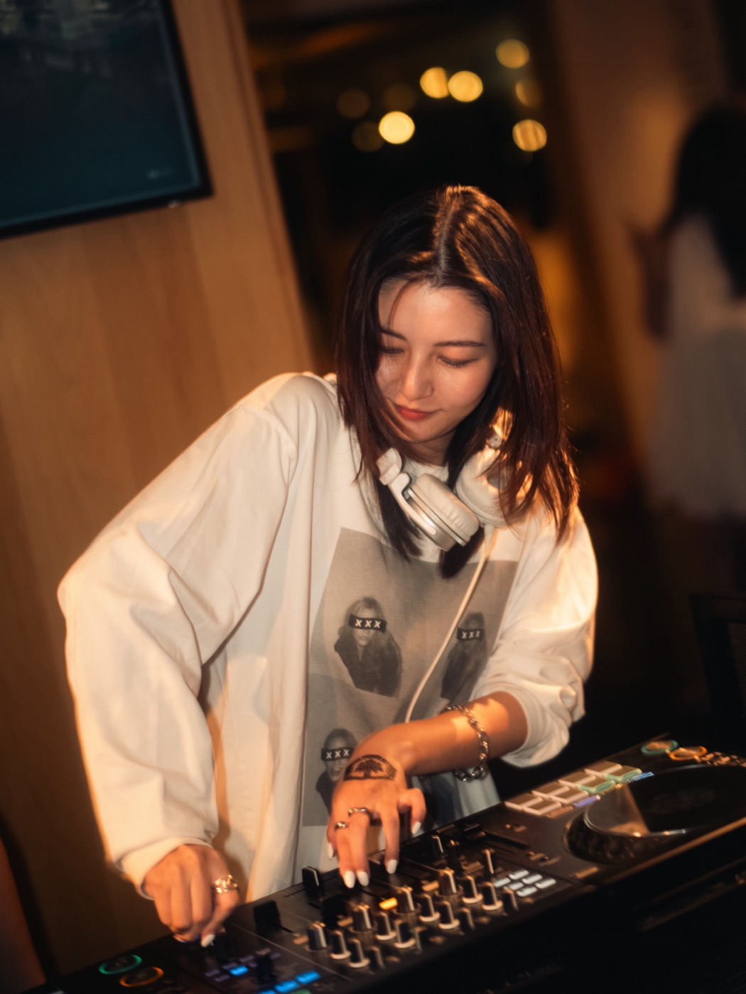 ハウスイベントでプレイするDJ